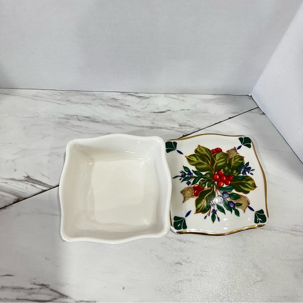 Winter Garden princes House Trinket Box With Gold Tone Accents
